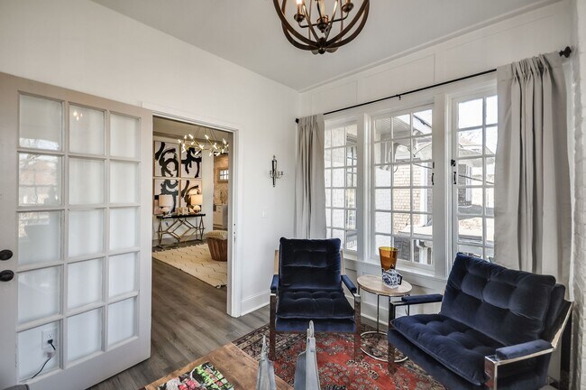 Building Photo - Beautifully Updated 1/1 w/ Bonus Room in M...