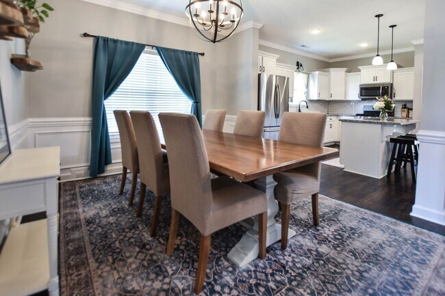 Building Photo - Pet Friendly Three Bedroom with Bonus in S...