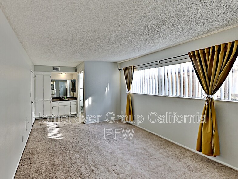 Building Photo - 5500 Lindley Ave