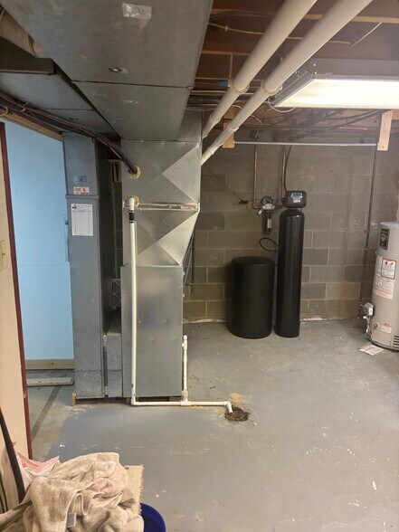 Building Photo - 2960 Thackeray Ave NW