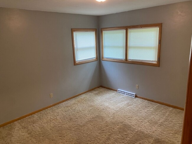 Building Photo - Now leasing for May 2026! Four Bed/Two Bath