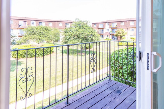 Building Photo - 9480 Bay Colony Dr
