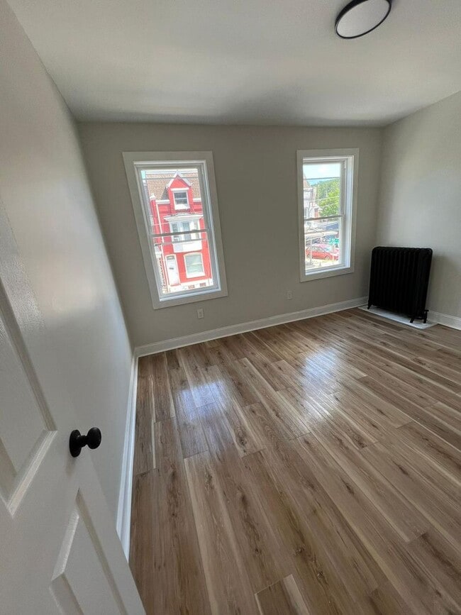 Building Photo - Huge 5 bedroom house with off-street parking