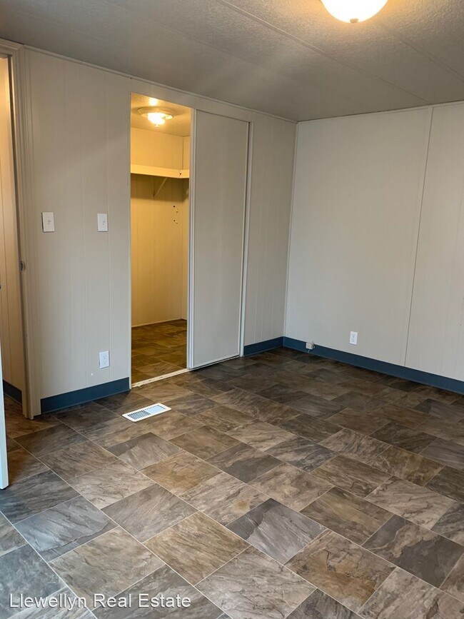 Building Photo - 2 br, 2 bath House - 24307 24th Ave S