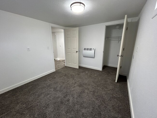 Building Photo - 3 Bedroom 1 Bath Beautiful House with Fenced Yard & Garage