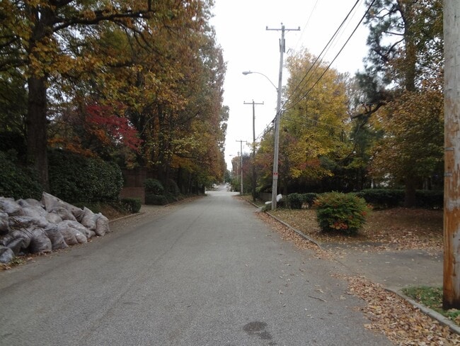 Building Photo - 1 bedroom duplex with washer and dryer
