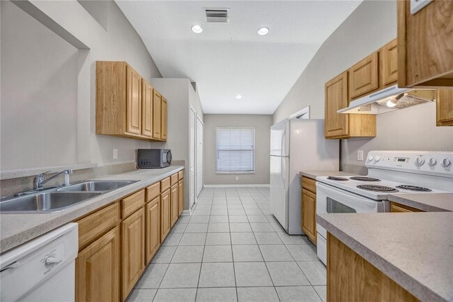 Building Photo - 30435 Annadale Dr