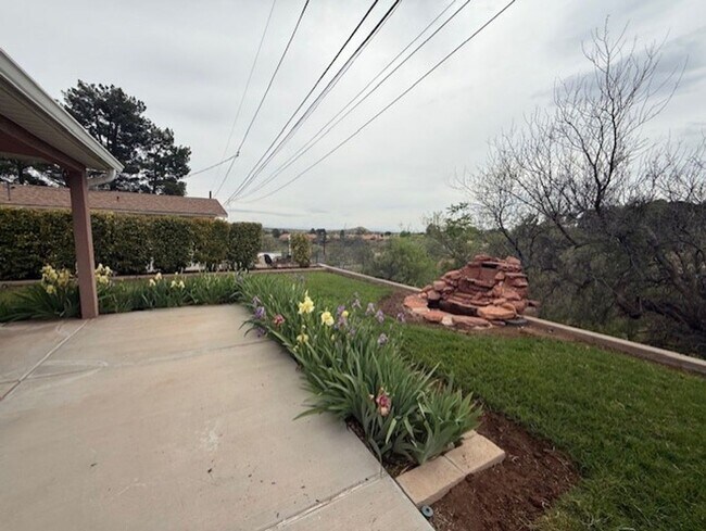 Building Photo - 2 Bedroom Home Contact Property Pros