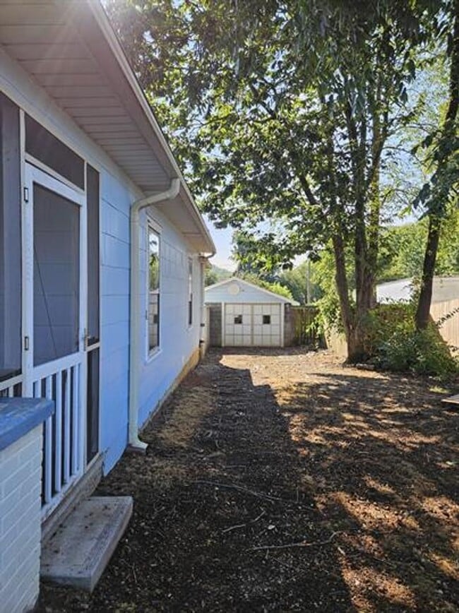 Building Photo - Quaint 2 Bed, 1 Bath Home – Available 11/1/25!