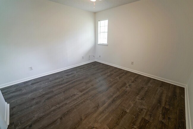 Building Photo - 251 S Villas Ct