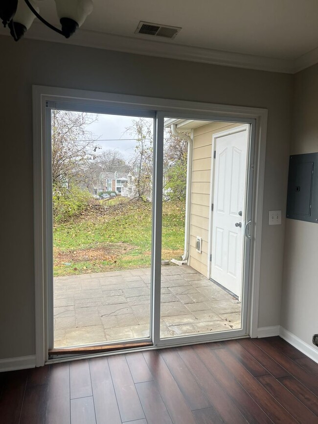 Building Photo - 2 Bedroom, 2.5 Bath Townhome in Goodlettesville