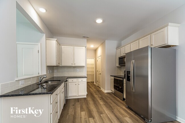Building Photo - 135 Hillview Dr