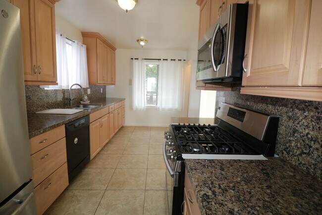 Building Photo - 4/Bedroom  Home for Lease in West Hills!