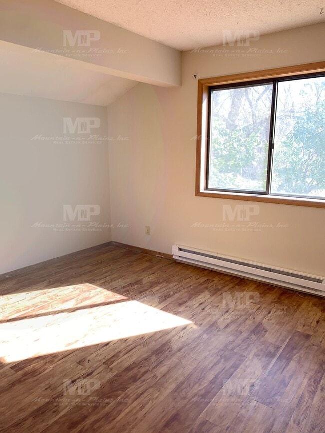 Building Photo - 531 Strachan Dr