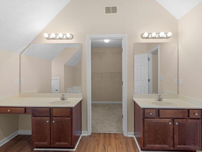 Building Photo - 362 Interlake