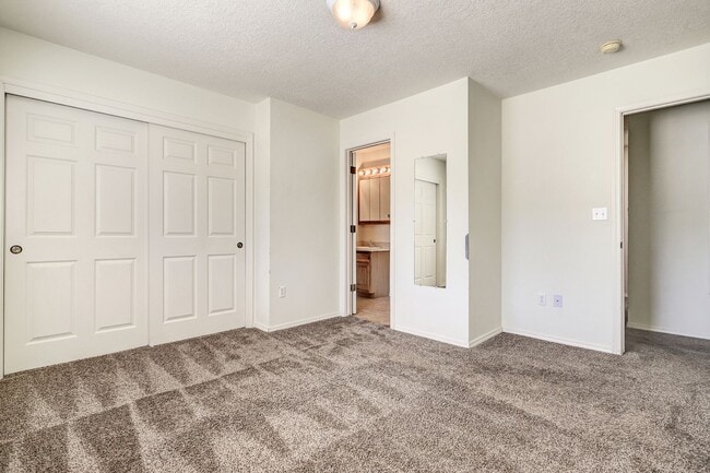 Building Photo - Oso Park Condo  3 Bedroom 2 !/2 Bath