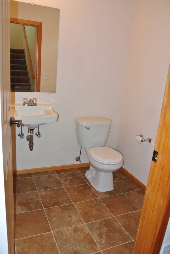 Building Photo - Corvallis Comfort & Convenience: Spacious 3-bedroom, 2.5 bath  Townhome