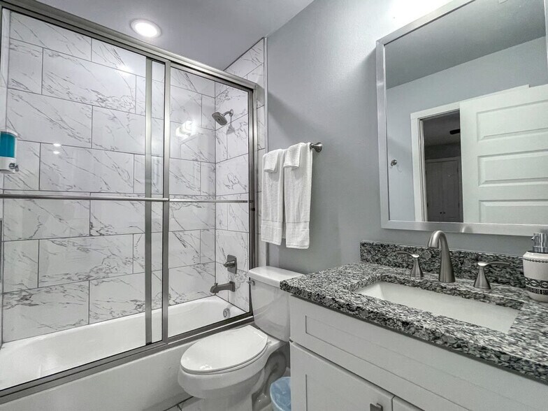 Building Photo - 1413 Santa Monica St