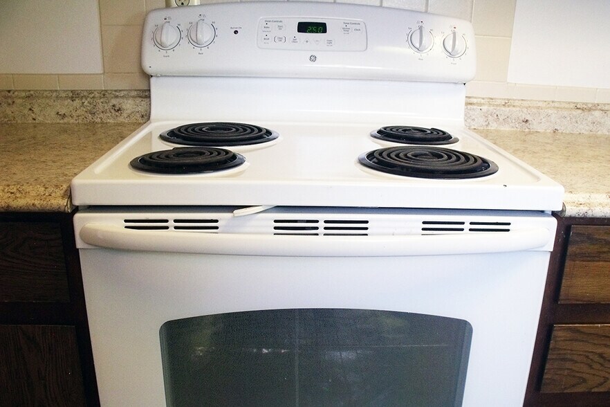 Kitchen Range - 4482 North Grant Avenue