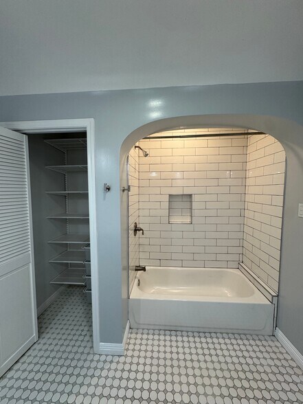 Hallway bathtub and linen closet - 3100 W 78th St