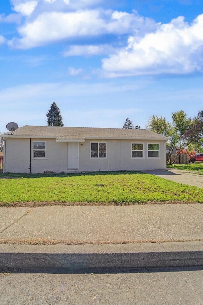 Building Photo - Beautifully Remodeled 3-Bedroom Home with Modern Upgrades
