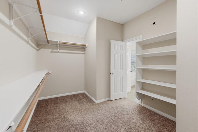 Building Photo - 15201 Calaveras Dr