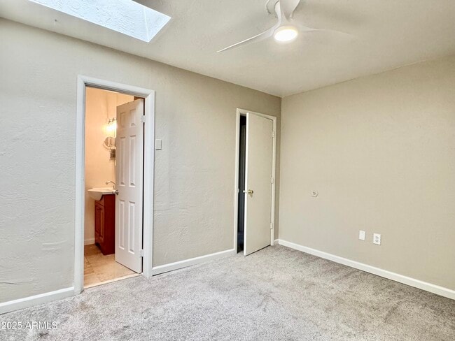 Building Photo - 731 W 12th Pl