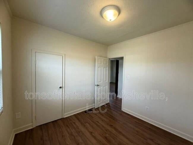 Building Photo - 2604 Hendersonville Rd