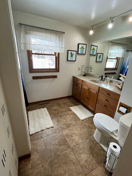 Building Photo - 2828 Saturn Ave