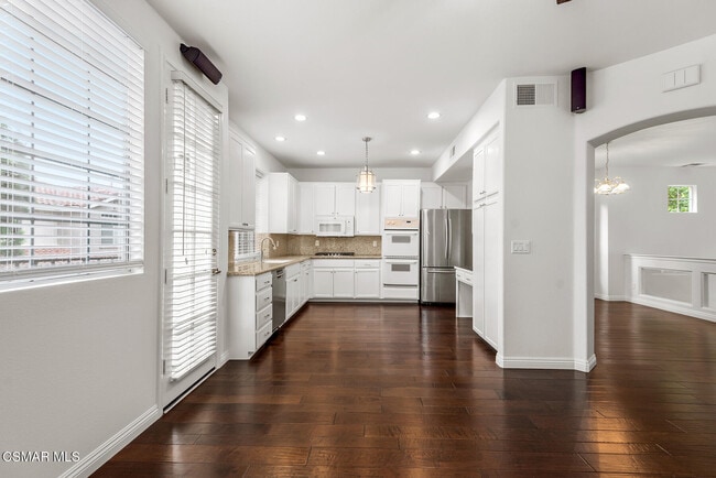 Building Photo - 375 Avenida De Royale