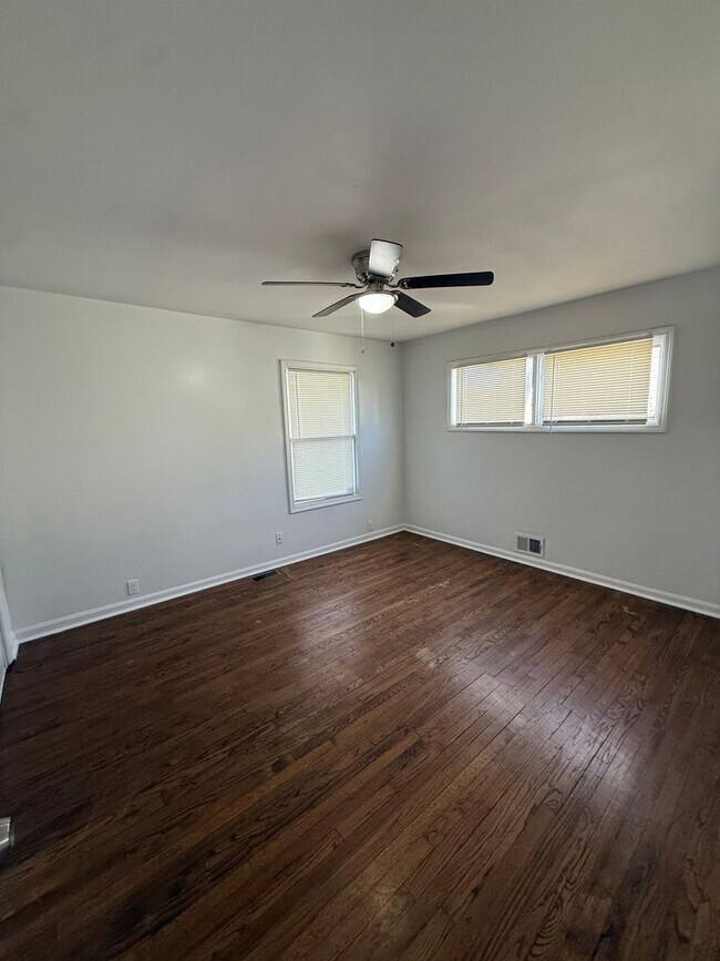 Building Photo - 4 bed 1 bath