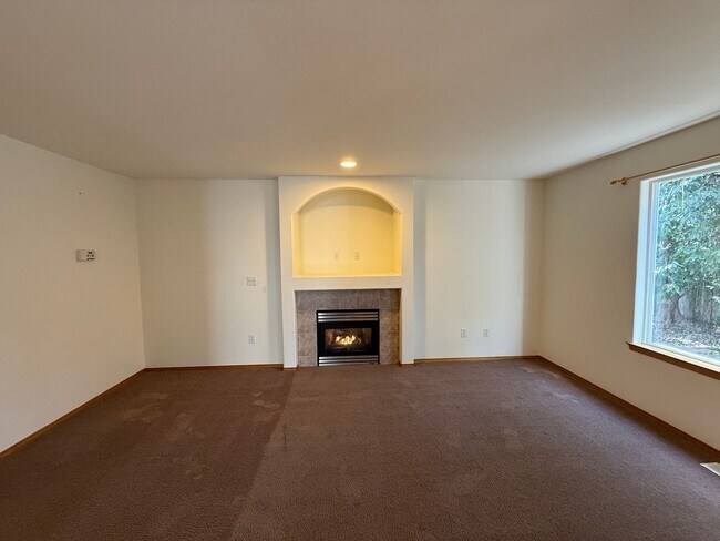 Building Photo - 4 Bed 2 Bath Home in Waterbury Meadows