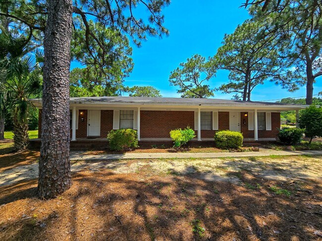 Building Photo - 2 bedroom 1 bath available for rent ~ trash and lawn care included!