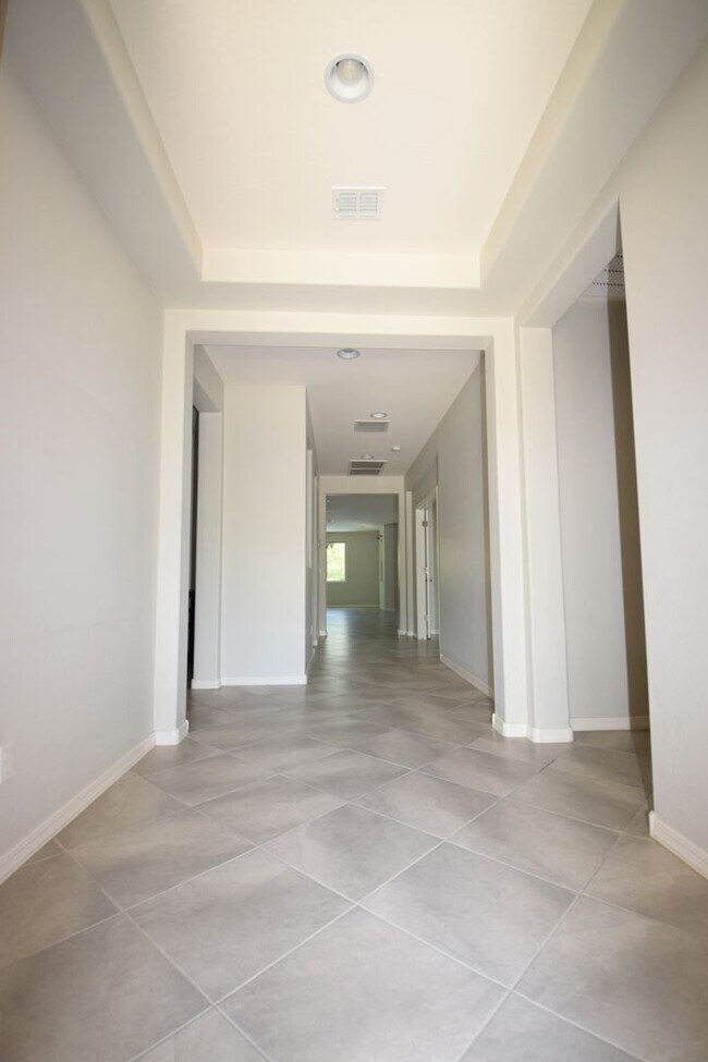 Building Photo - Beautiful single level 4 bedroom 2.5 bath Gilbert home.