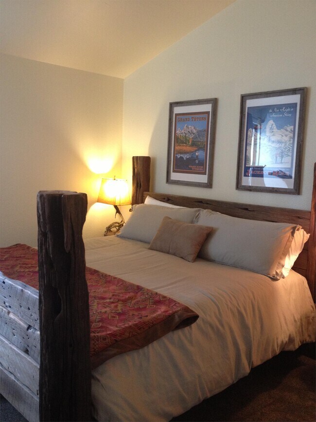 Building Photo - 355 W Deloney Ave