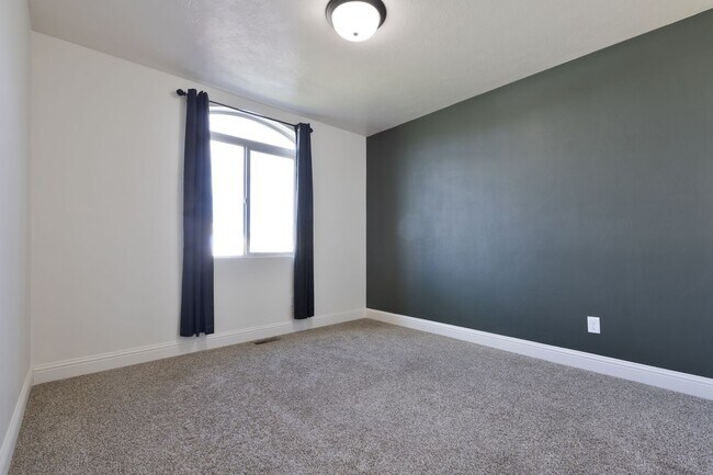 Building Photo - 5 Bed 3 Bath Home in Idaho Falls