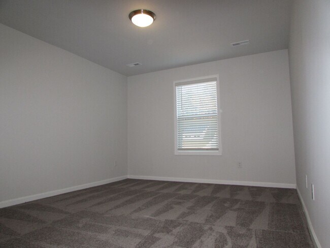 Building Photo - Spacious 4 Bedroom/ 3 Bathroom Home in Lovely Terrell - 2 Car Garage - Washer/Dryer and Lawn Main...