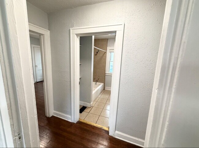 Building Photo - Updated 2 Bedroom/ 1 Bath Home in KCMO