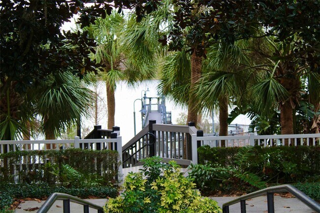 Building Photo - AVAILABLE NOW: First-floor 2-bedroom, 1-bath condo in Gated Community