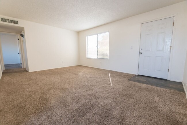 Building Photo - Cozy Condo! 2 Bedroom, 1 Bath, Washer & Dryer and Jacuzzi included!