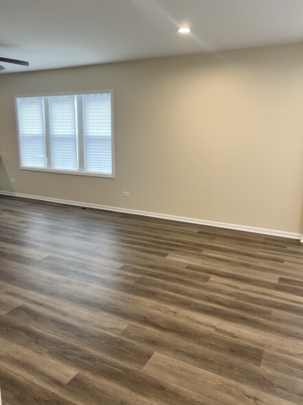 Building Photo - 7045 S Oakley Ave