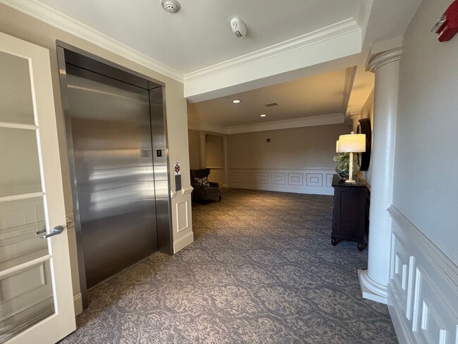 Building Photo - Stunning North Hills Condo – A Must-See!