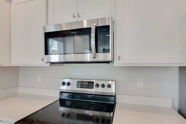 Building Photo - This gorgeous 3 bedroom, 2.5 bath townhome is 1440 square feet of HOME!