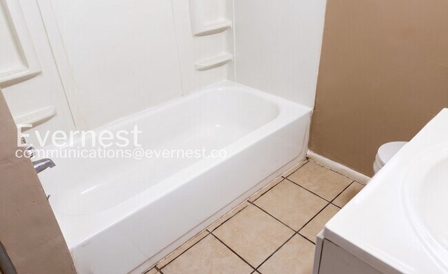 Building Photo - Spacious Townhome with Fenced Yard and Parking  / 1 Bed & 1 Bath / Pet-friendly / Available Now!