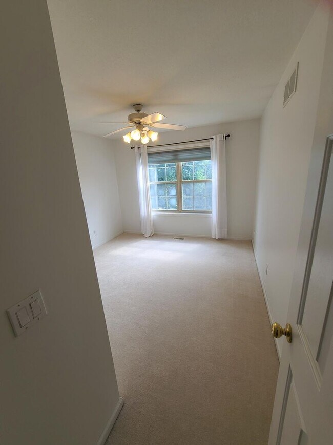 Building Photo - 5 Bedroom 2 and 1/2 bathrooms located in Cherry Hills Subdivision! Available Now!