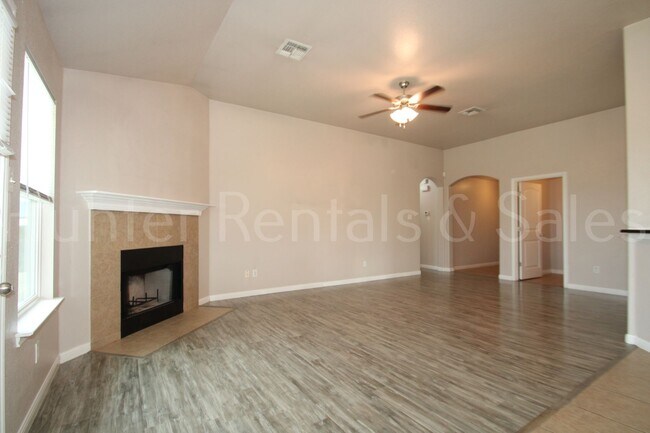 Building Photo - Goodnight Ranch!