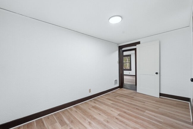 Building Photo - Freshly Updated 3BR Home