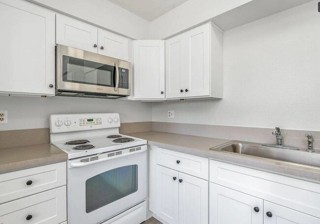 Building Photo - Beautiful 3 Bedroom 2 Bath
