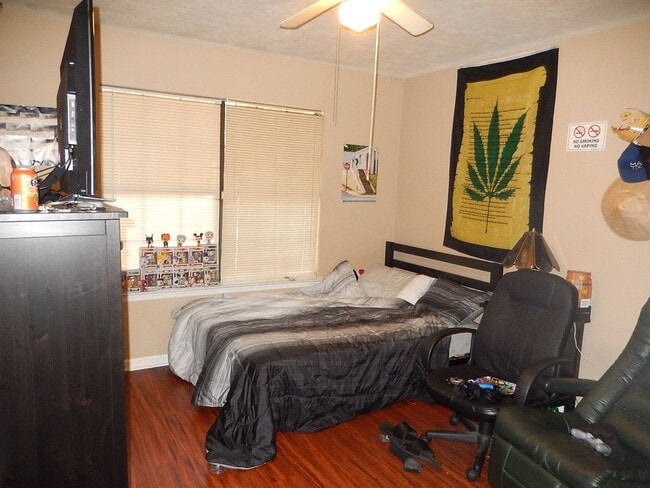 Building Photo - LOVELY 2/2 w/ Stainless Steel Appliances, No Carpet, & Large Privacy Fenced Yard! Mins from FSU/T...