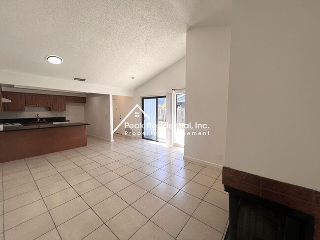 Building Photo - Spacious Updated 2bd/2ba Halfplex with 2 Car Garage